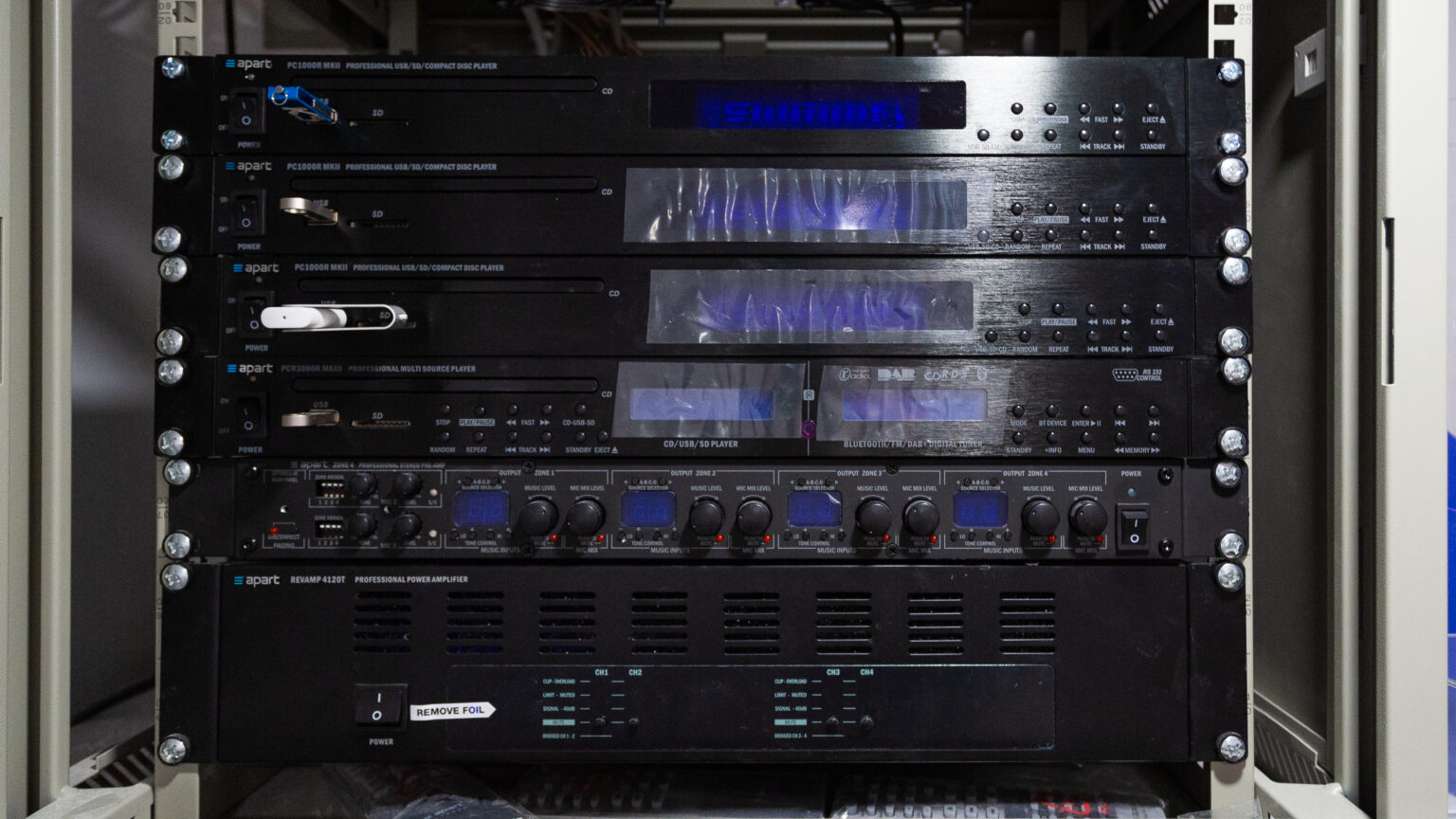 Szafa rack z odtwarzaczami, matrycą audio i wzmacniaczem Apart Audio w hotelu BoniFaCio