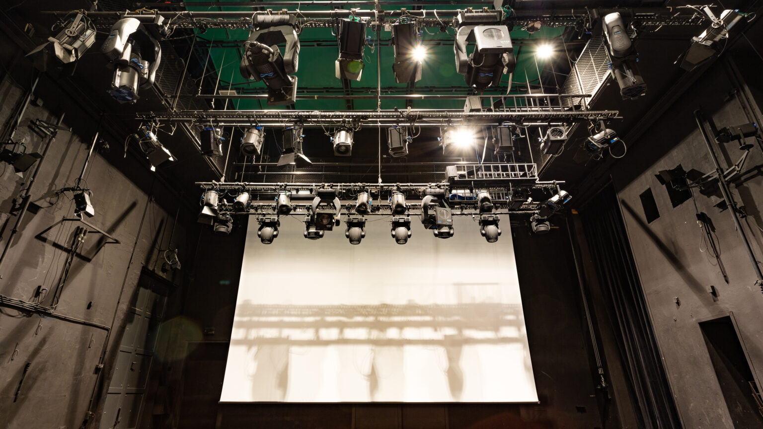 Scena główna Akademii Teatralnej z ekranem projekcyjnym Adeo Screen pod kratownicami z reflektorami