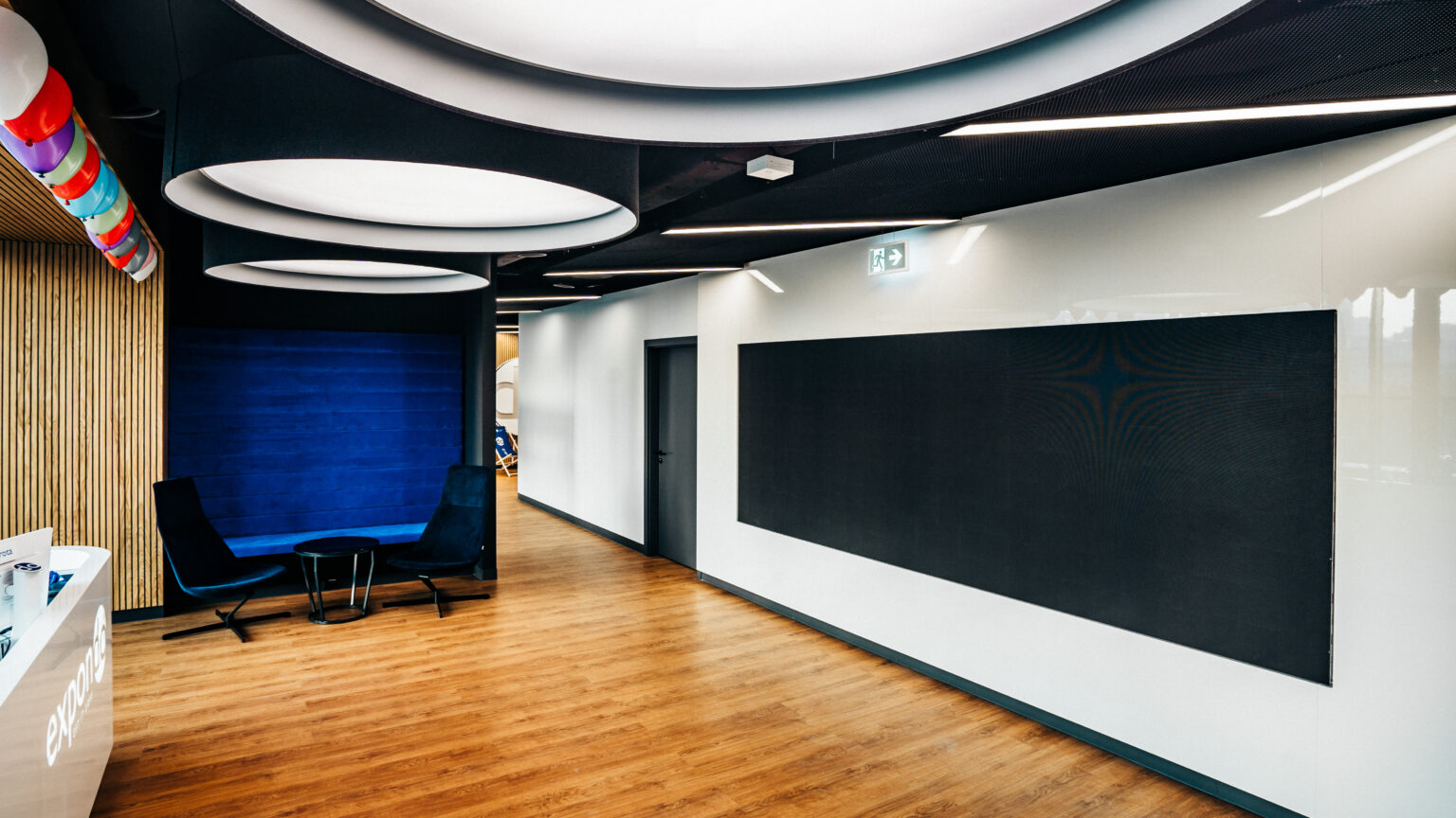 Ekran LED w drewnianej zabudowie ściany lobby centrum technologicznego Expondo w Warszawie
