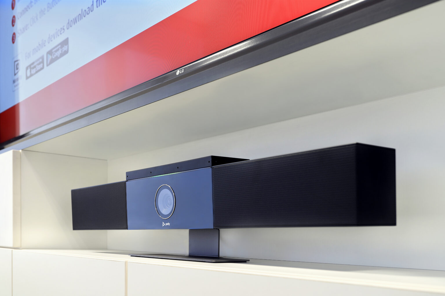 Kamera Poly Studio pod monitorem LG w mniejszej sali konferencyjnej Siemens