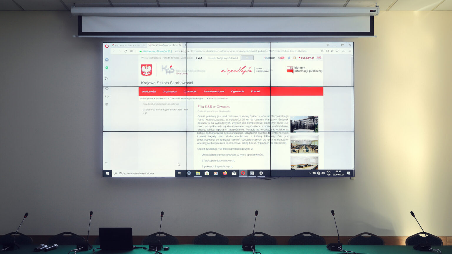 Ściana wizyjna z monitorów bezszwowych LG w sali wykładowej Krajowej Szkoły Skarbowości