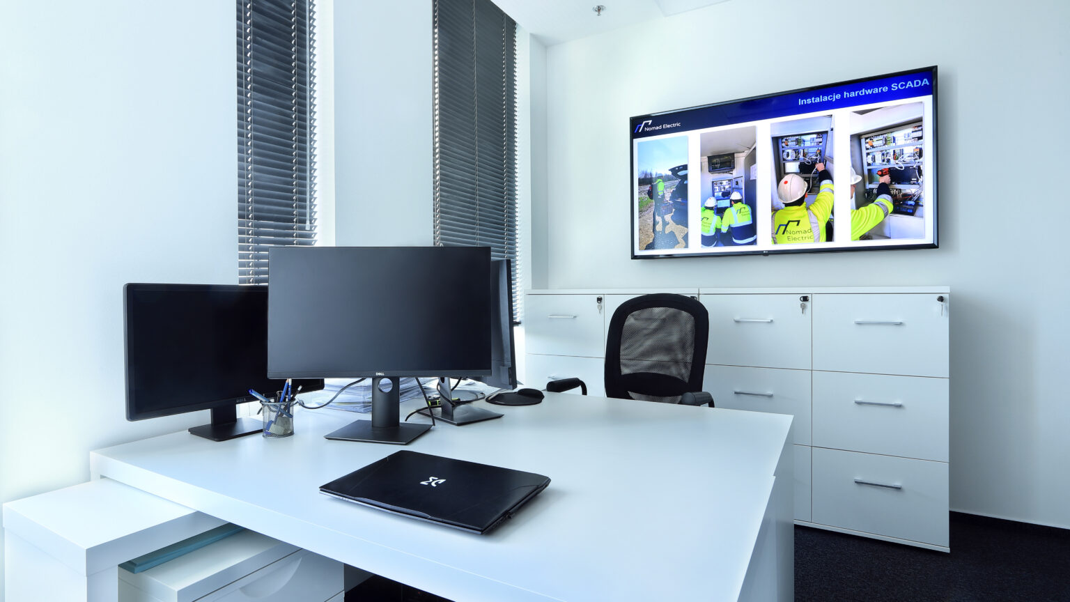 Stanowisko pracy z monitorami i ekranem z prezentacją instalacji SCADA w biurze Nomad Electric