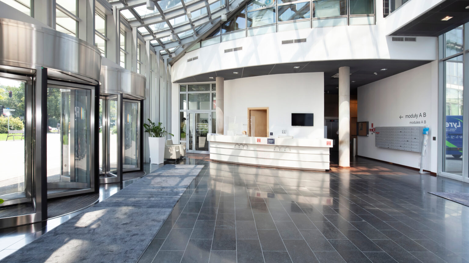 Spacious lobby with reception in a Pomorski Park Naukowo-Technologiczny building in Gdynia