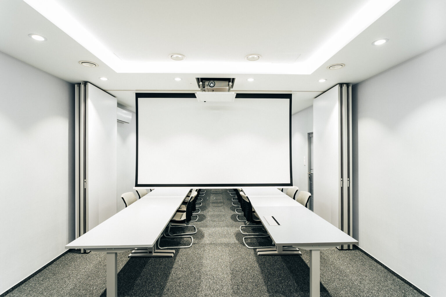Duża sala konferencyjna Związku Banków Polskich z ekranem projekcyjnym i mobilną ścianą działową