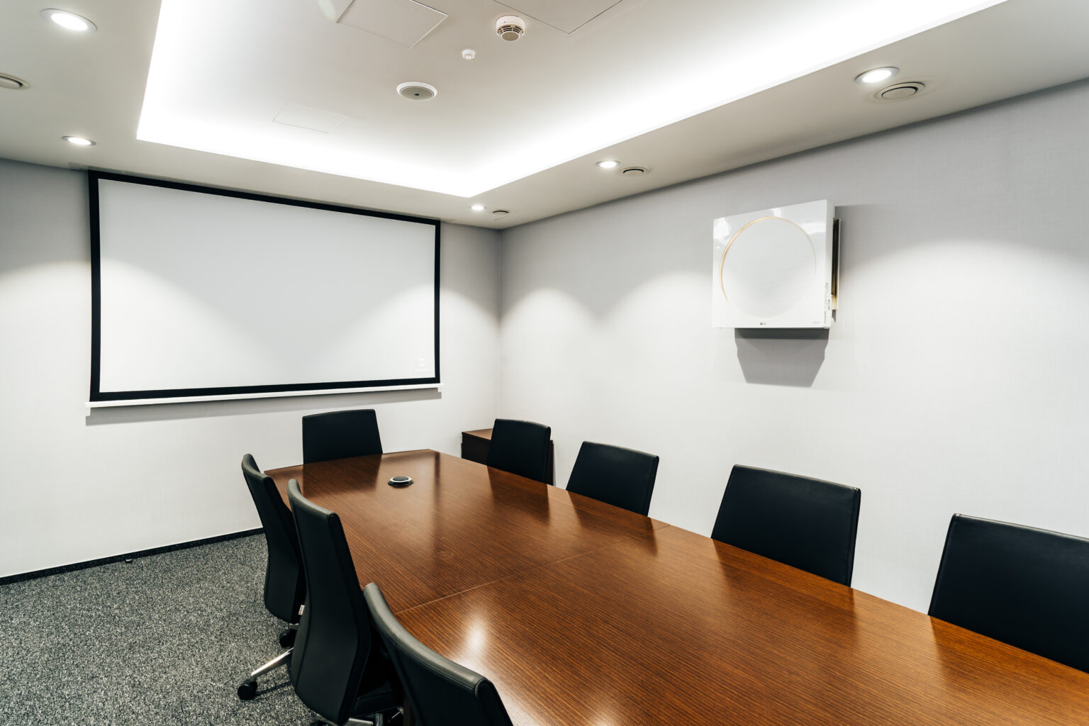 Średnia sala konferencyjna Związku Banków Polskich z ekranem projekcyjnym i drewnianym stołem