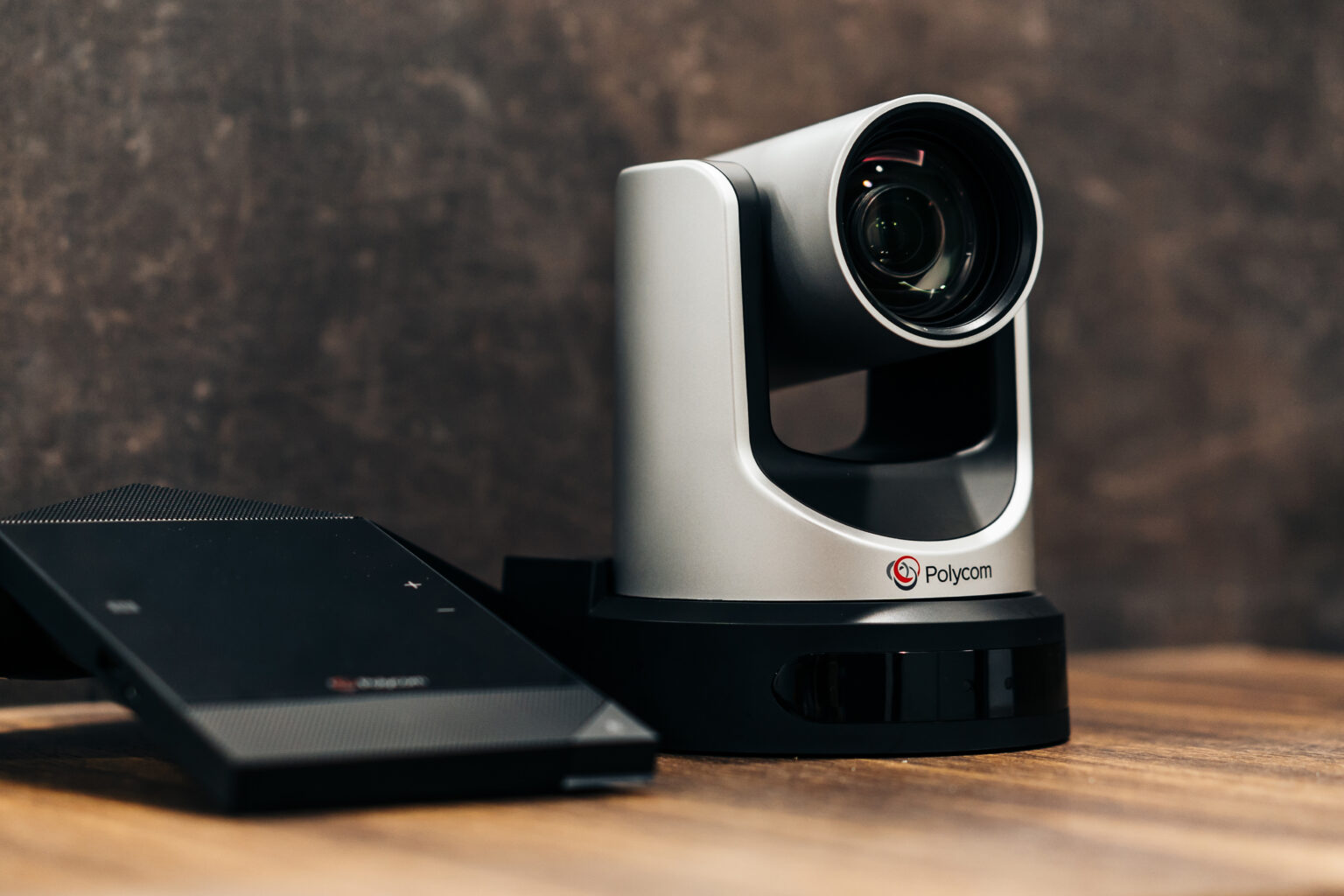 Kamera Polycom EagleEye IV i telefon konferencyjny Poly Trio na stole w siedzibie ZBP