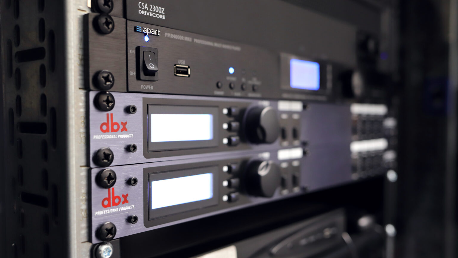 Szafa rack z procesorem dbx i wzmacniaczami w pomieszczeniu technicznym GATX Rail Poland