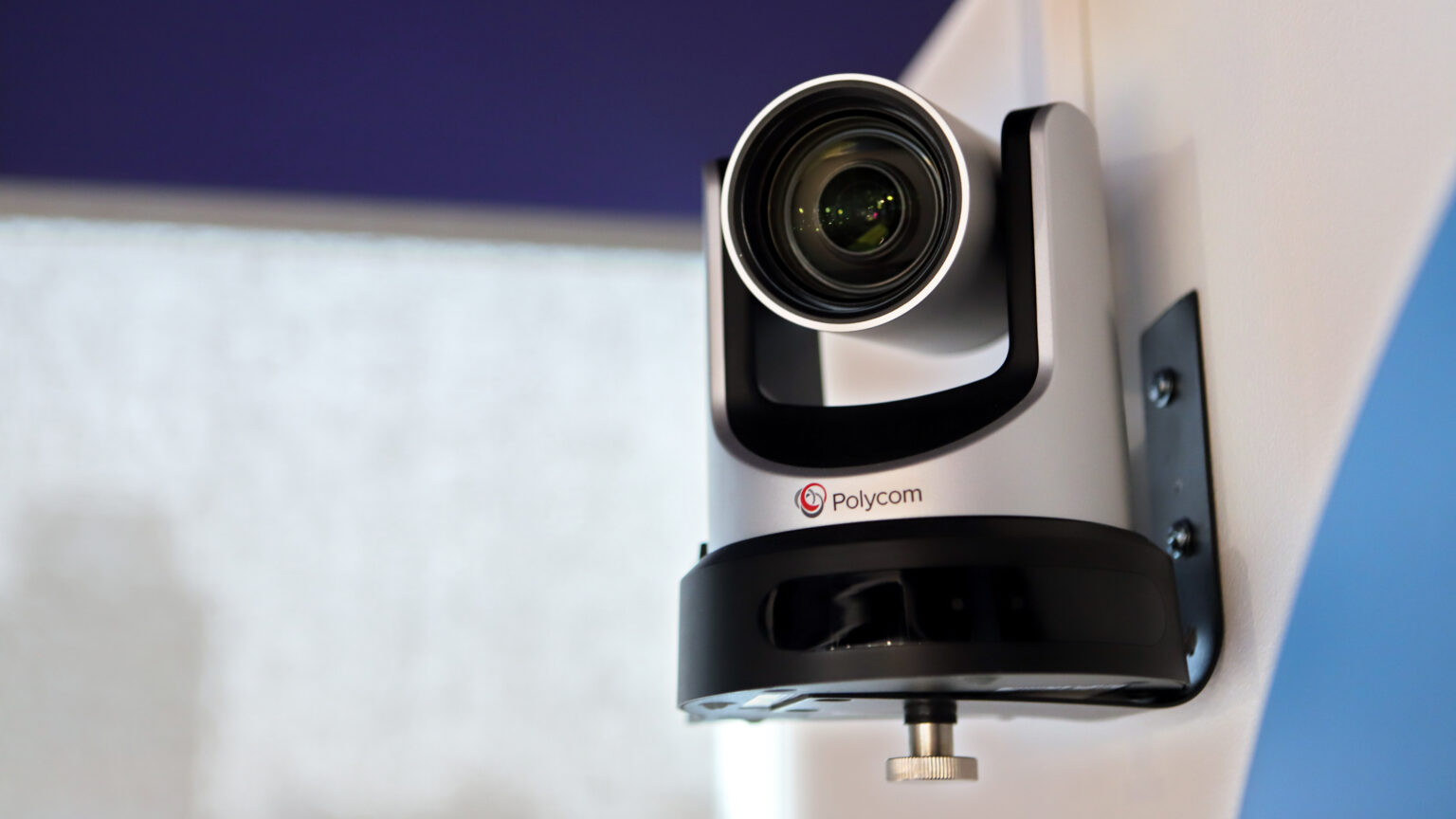 Kamera Polycom EagleEye IV zamontowana na ścianie sali konferencyjnej TM Toys