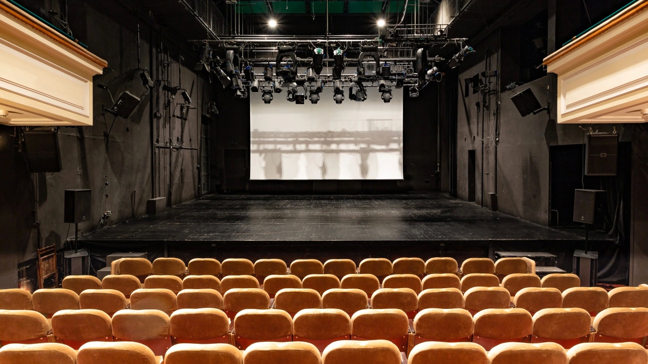 Theatre stage with lighting, a sound system and audience seating – PROAV project for the Theatre Academy in Warsaw