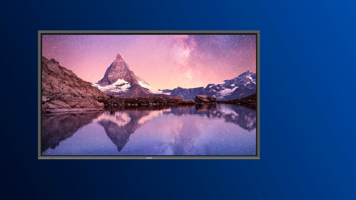 Monitor interaktywny Newline na granatowym tle