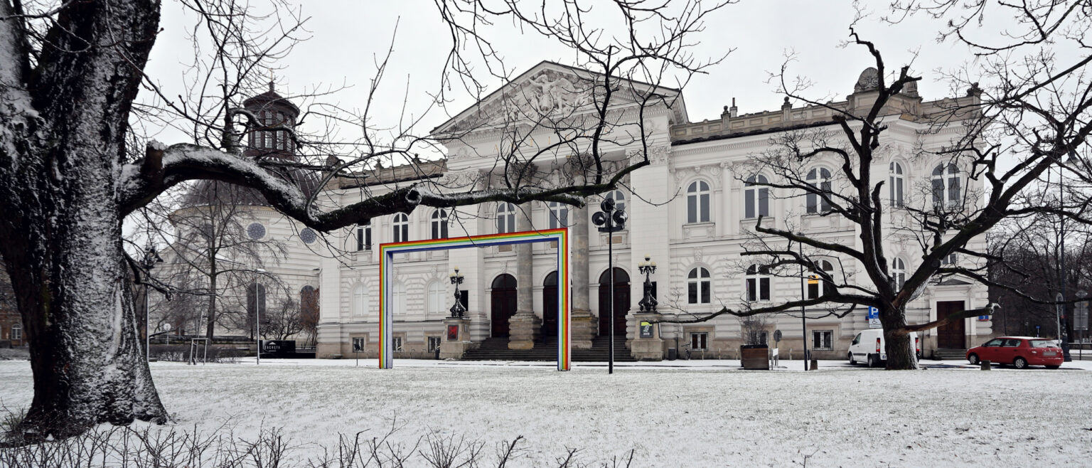 Gmach Narodowej Galerii Sztuki Zachęta w Warszawie zimą, z drzewami na pierwszym planie
