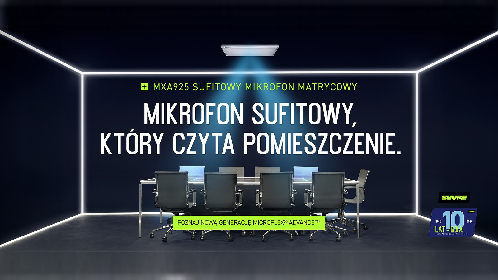 Materiał promocyjny Shure MXA925: sala konferencyjna z mikrofonem sufitowym i hasłem „Mikrofon sufitowy, który czyta pomieszczenie”